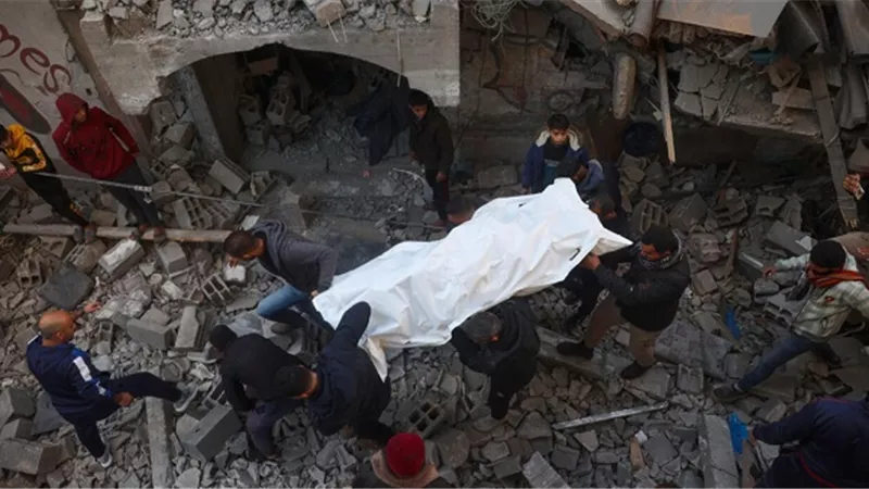 يوم دموي جديد.. إسرائيل تدفع بدبابات داخل مدينة غزة وتفجر مركبات ملغومة