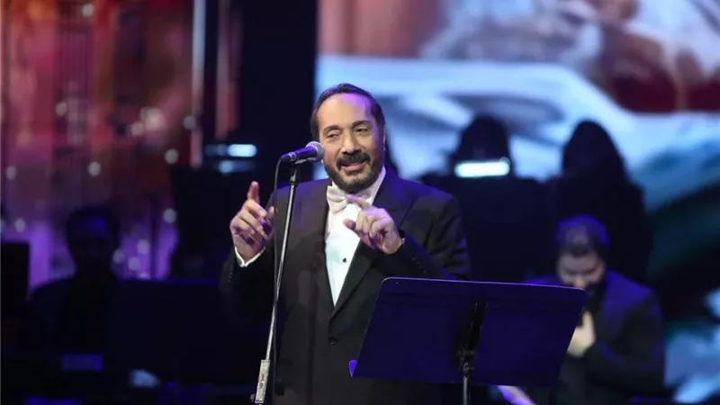 الحجار يتغنى بأشعار 