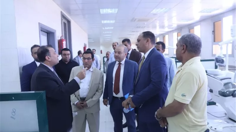 رئيس جامعة جنوب الوادي يفتتح عيادة علاج الجذور بكلية طب الأسنان