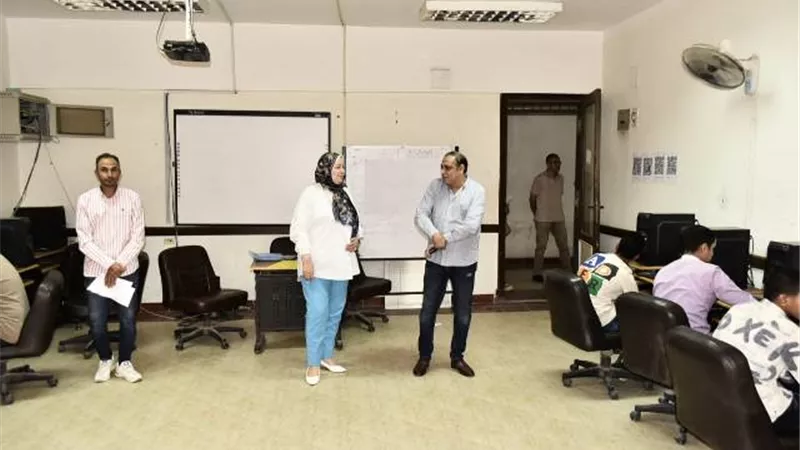 وكيل وزارة التعليم ببنى سويف تتفقد الاختبارات للمتقدمين لمدرسة we