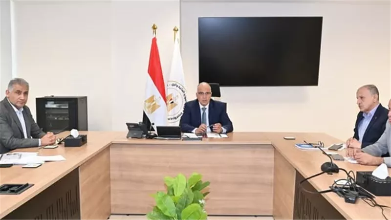وزير الري يبحث إجراءات التعامل مع حالات الطوارئ بمحطات رفع المياه