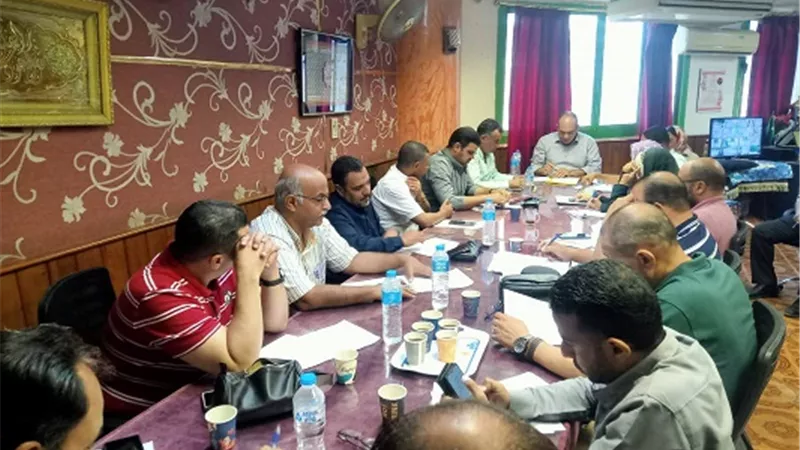 مدير شباب المنيا يناقش خطة العمل المقبلة مع مديري الإدارات