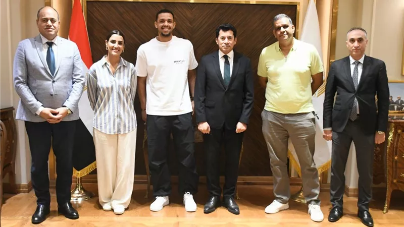 وزير الرياضة يستقبل رئيس اتحاد الإسكواش واللاعب مصطفى عسل