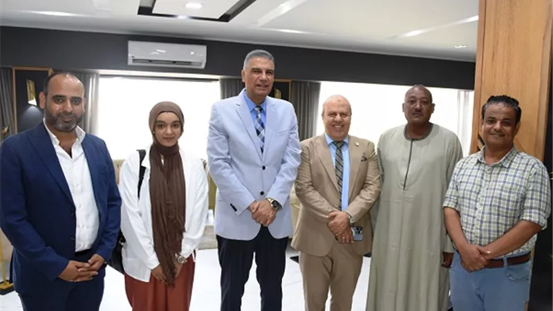 محافظ أسوان يكرم الطلاب المتفوقين