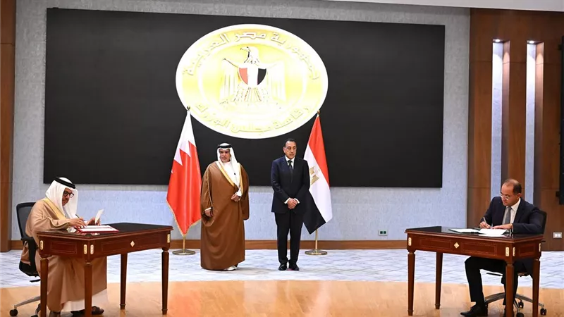 رئيس الوزراء وولي عهد البحرين يشهدان توقيع 8 وثائق لتعزيز التعاون