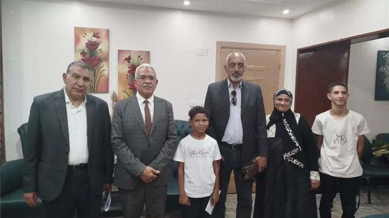 مدير تعليم الإسماعيلية يكرم الطالب علي عبقري الرياضيات..صور
