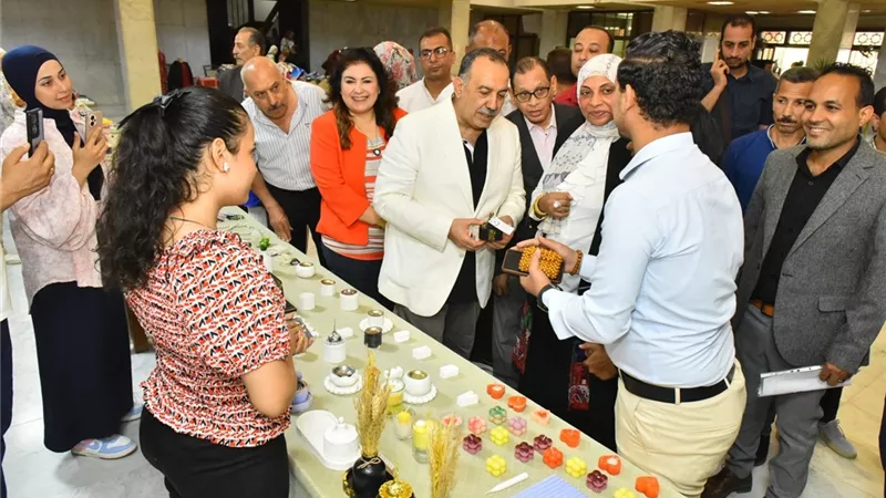 محافظ أسيوط يتفقد معرض 