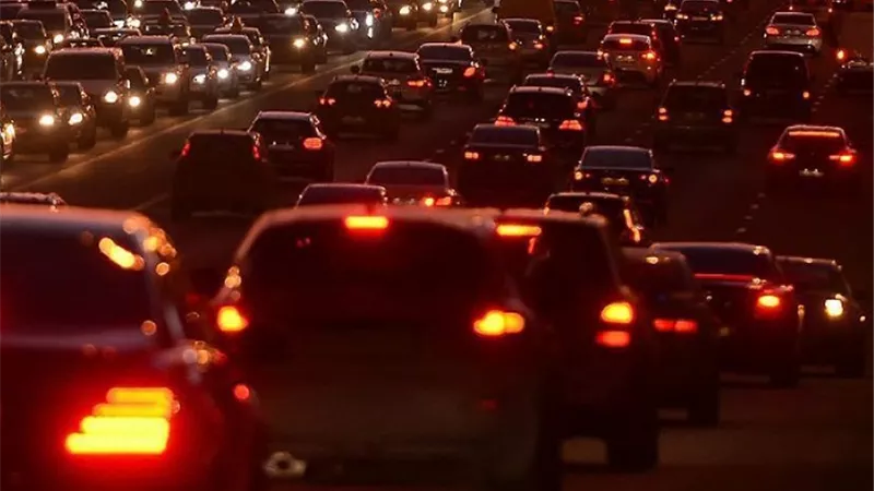 العيش قرب الطرق المزدحمة يزيد خطر السكتة الدماغية