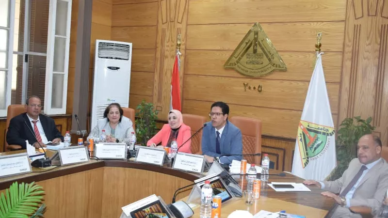 رئيس جامعة بنها يناقش الاستعدادات النهائية للعام الدراسي الجديد