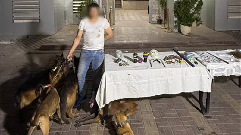 ضبط عاطل للإتجار بالمخدرات وممارسة أعمال البلطجة مستخدماً الكلاب