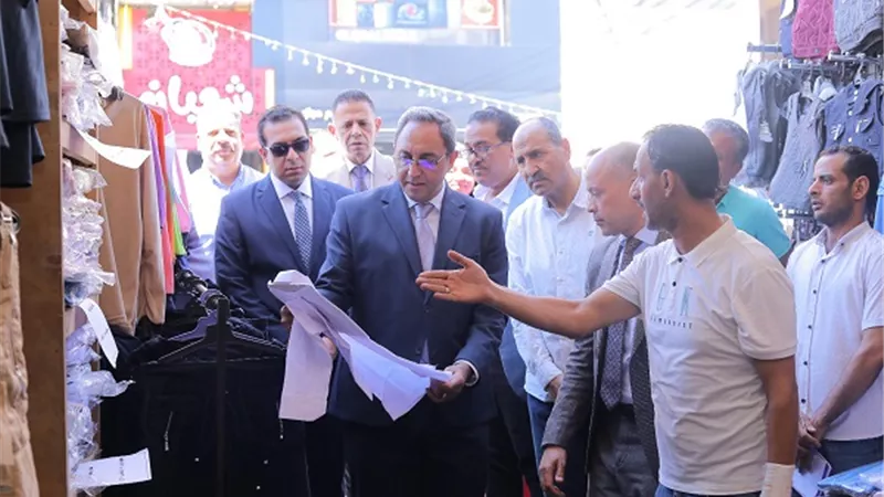 محافظ قنا يفتتح معرض 