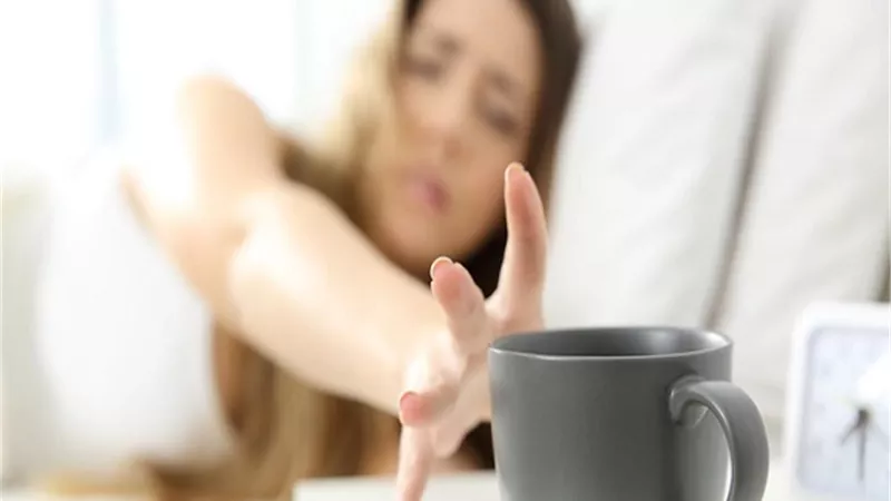 طبيبة قلب تحذّر: شرب القهوة مباشرة بعد الاستيقاظ قد يضر بصحتك