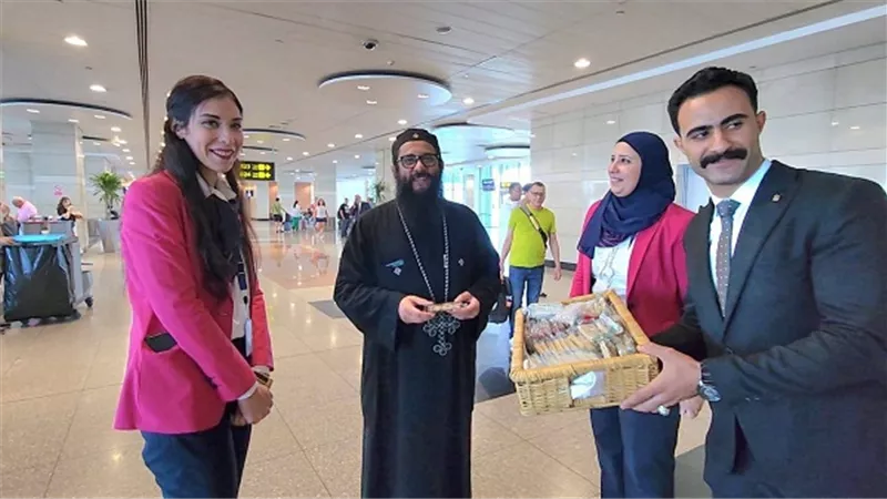 توزيع الحلوى على المسافرين بمطار القاهرة احتفالا بالمولد النبوي