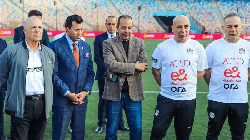 أشرف صبحي يطالب أبو ريدة بإحتواء أزمة الحضري والعميد