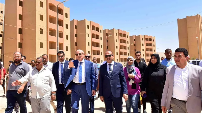 محافظ الأقصر يتفقد وحدات الإسكان الاجتماعى بالطود