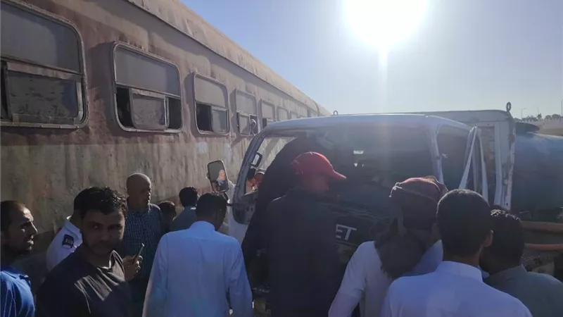 قطار مطروح يصطدم بسيارة والعناية الإلهية انقذت الركاب