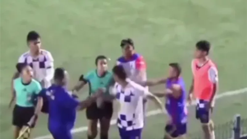 أول قرار لنادي كولومبي ضد لاعب صفع حكمة بعد بطاقة حمراء.. فيديو