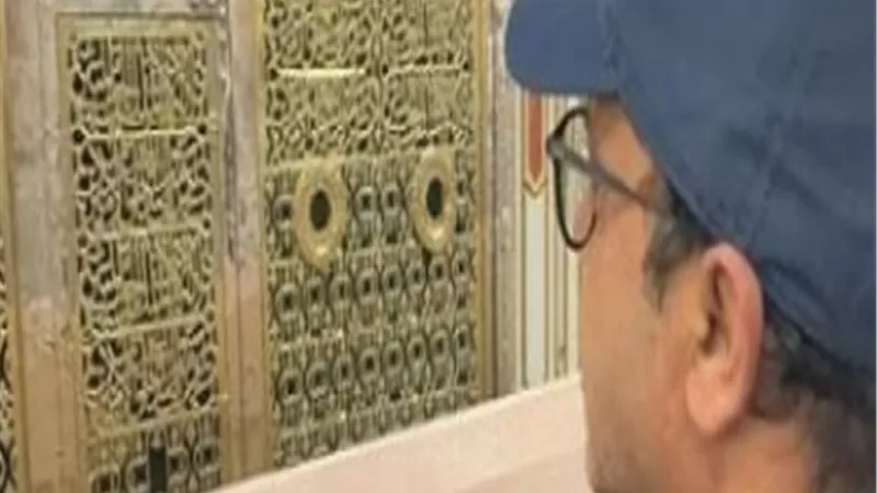 محمد هنيدي يحتفل بالمولد النبوي أمام الروضة