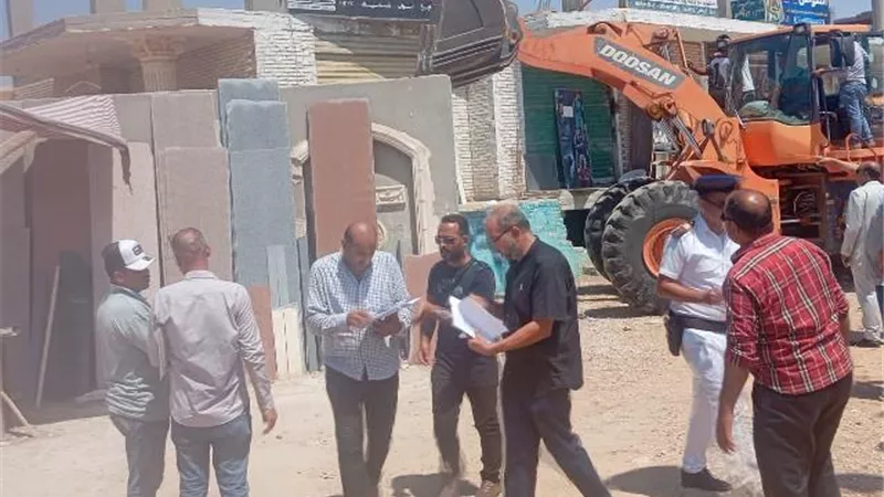تفاصيل غلق جهاز العاشر من رمضان لـ29 محل وإزالة 122 بناء.. بالصور