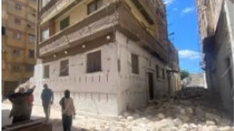 ازالة الخطوره الداهمه من عقارين بشارع خوفو والساعة