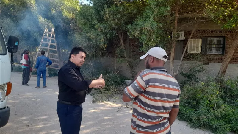 تهذيب الأشجار ورفع ٤ أطنان قمامة بالطود والمريس بالأقصر ..صور