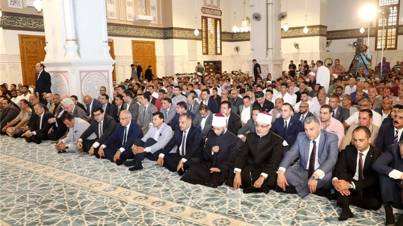 محافظ الشرقية و4 وزراء يؤدون صلاة الجمعة بمسجد الفتح في الزقازيق