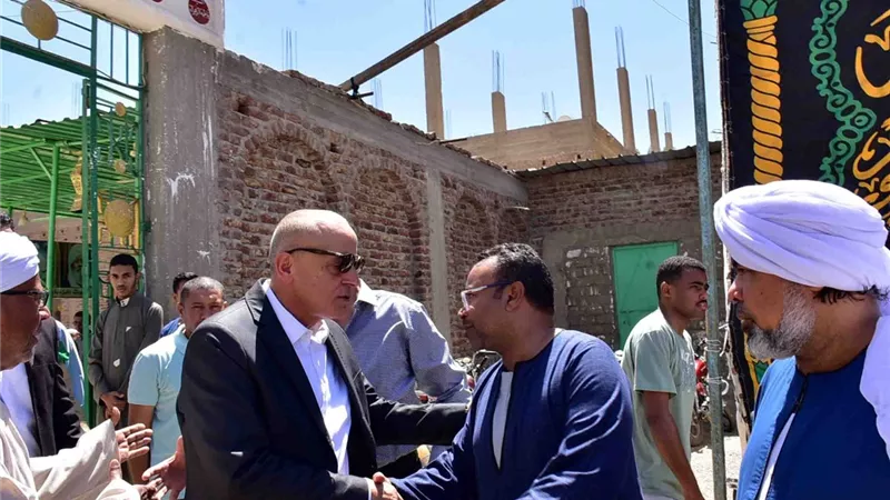 محافظ الأقصر يؤدي واجب العزاء فى فقيد العائلة الجيلانية..صور