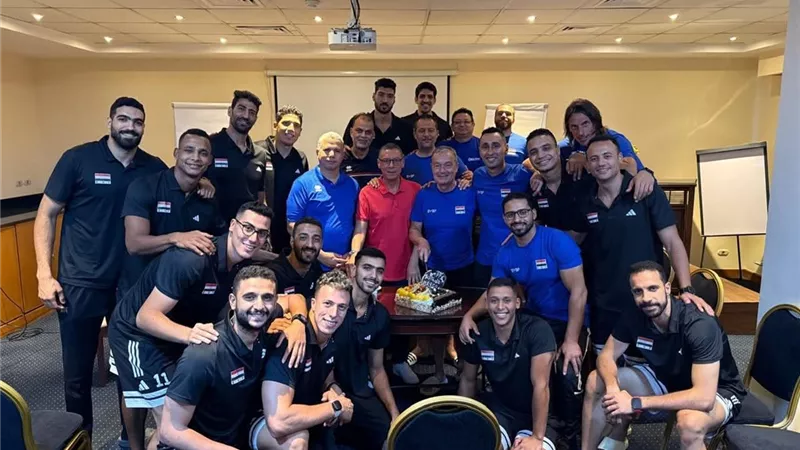 منتخب رجال الطائرة يحتفل بعيد ميلاد 