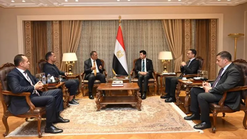 وزير الشباب يبحث مع وزارة التعليم استعدادات إطلاق دوري مدارس مصر