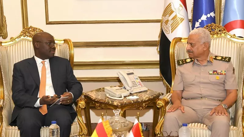 القائد العام للقوات المسلحة يلتقى وزير المالية والتخطيط الاقتصادي والقائم بأعمال وزير الدفاع غانا
