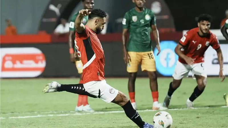 محمد صلاح يحرج أسطورة ليفربول بعد تصرفه في مباراة مصر وإثيوبيا