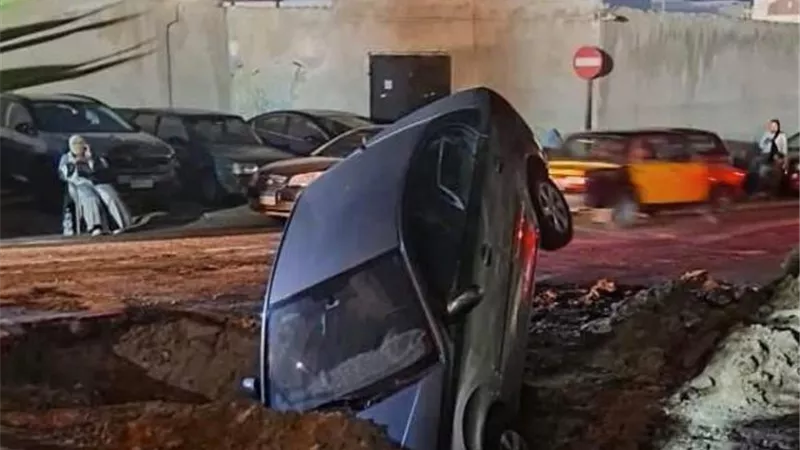 الصرف الصحى بالاسكندرية يعتذر لمواطنه سقطت بسياراتها بموقع حفر