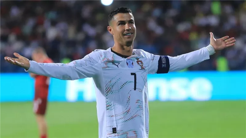 بعد هدفيه أمام أرمينيا .. رونالدو يتخطى ميسي ويقترب من رقم قياسي