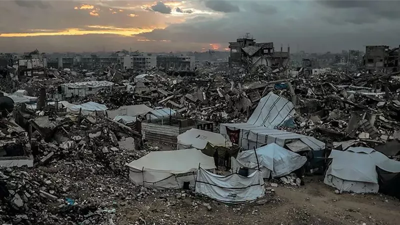 مقرب من نتنياهو يزعم: مستعدون لوقف الهجوم على غزة بـ
