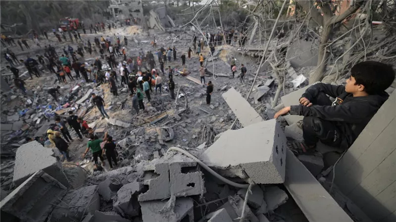 الاحتلال الإسرائيلي يخطط لمواصلة استهداف الأبراج في مدينة غزة