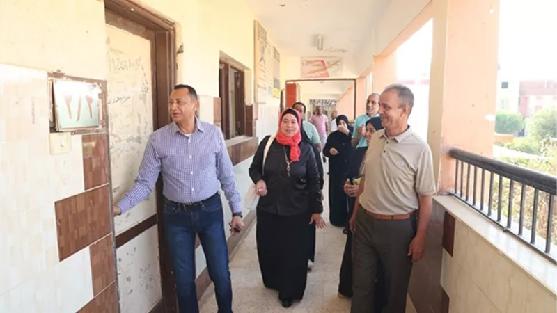 مدير تعليم الخارجة يتفقد الاستعدادات للعام الدارسي الجديد
