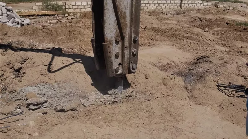 إزالة مخالفة تعدى بالبناء فى المهد بحى المطار بمدينة الأقصر