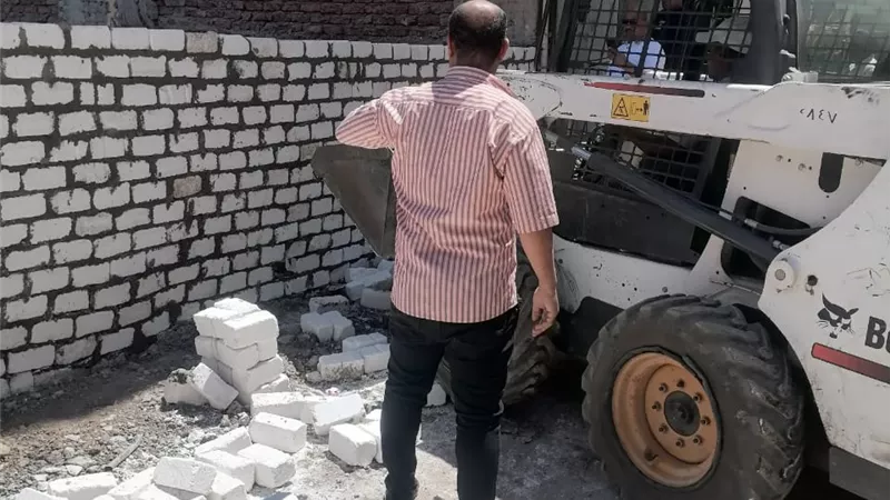 إزالة سور مخالف فى المهد بحى وسط مدينة الأقصر