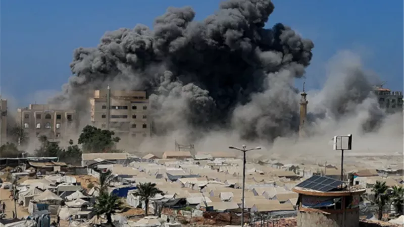الاحتلال يواصل تدمير الأبراج السكنية.. وخيام النازحين في غزة