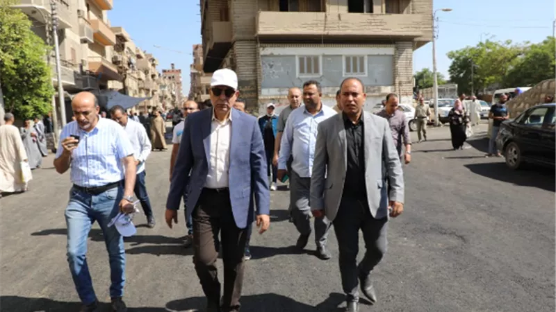 محافظ المنيا يتفقد أعمال رصف وتوسعة الطريق بمركز أبوقرقاص