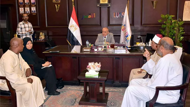 محافظ الأقصر يستقبل أهالى نجع قمزو لحل مشكلات الصرف الصحى