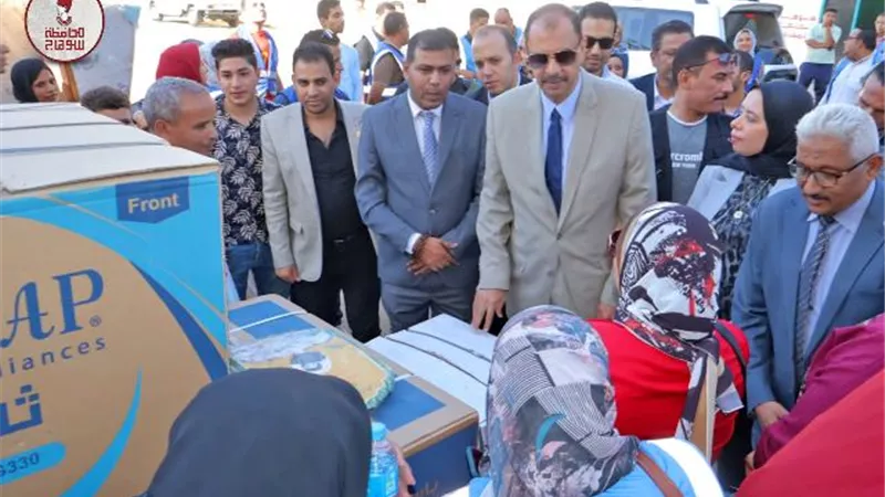محافظ سوهاج: توزيع 35 جهاز عروس ومساعدات للفئات الأولى بالرعاية