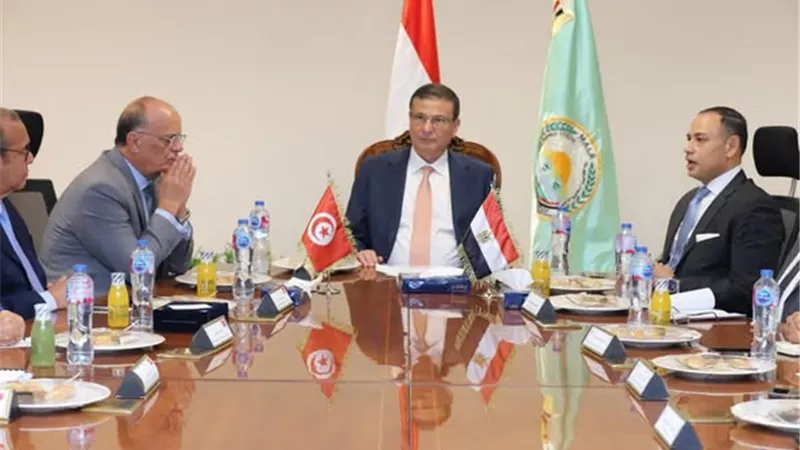 وزير الزراعة يبحث مع وفد تونسي رفيع المستوى تعزيز الاستثمارات المشتركة