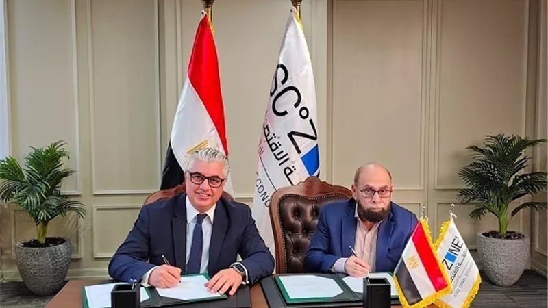 رئيس اقتصادية قناة السويس يوقع عقد 
