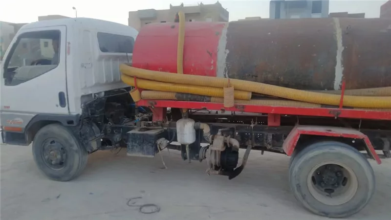 ضبط 4 سيارات تلقي مخلفات الصرف الصحي بالمجاري المائية في أسيوط