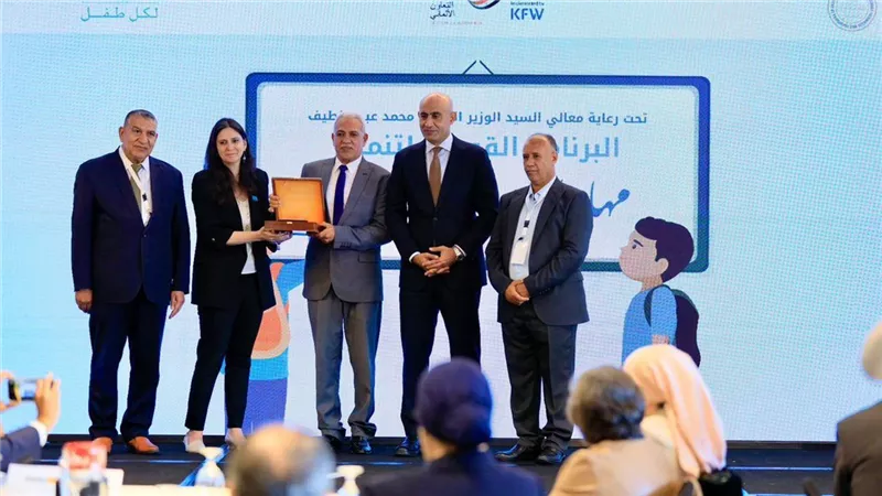 وزير التعليم يكرم مدير مديرية الإسماعيلية لتحسين اللغة العربية