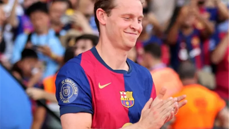 برشلونة يعلن إصابة الهولندي دي يونج