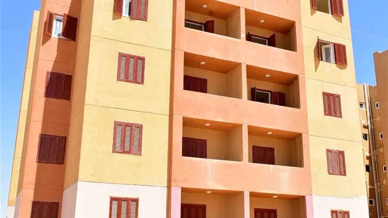 تسليم عقود الوحدات السكنية لحاجزى عمارات الشباب بمدينة الطود غدا