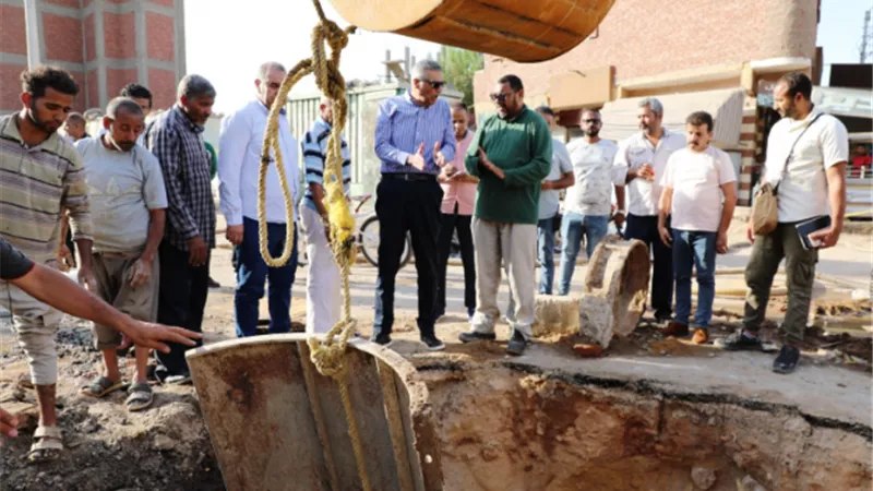محافظ أسوان يتابع ميدانياً معالجة هبوط أرضى بمحطة البشارية