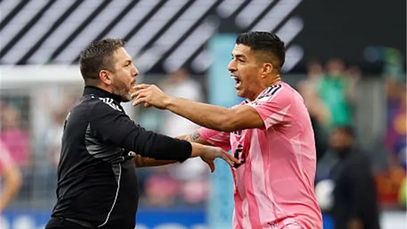 بسبب واقعة البصق .. إيقاف سواريز 3 مباريات في الدورى الأمريكى